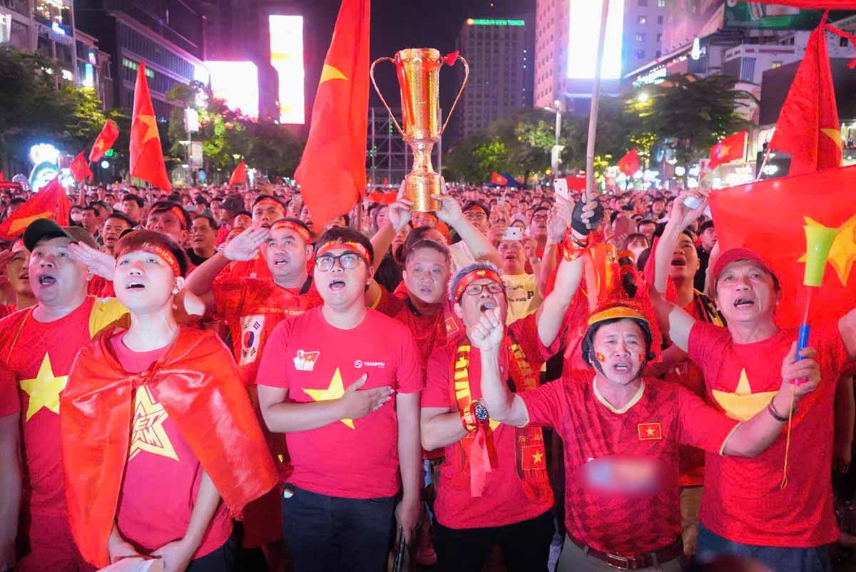 Hang nghin trai tim tu hao hat vang Quoc ca. Anh: Anh Tu