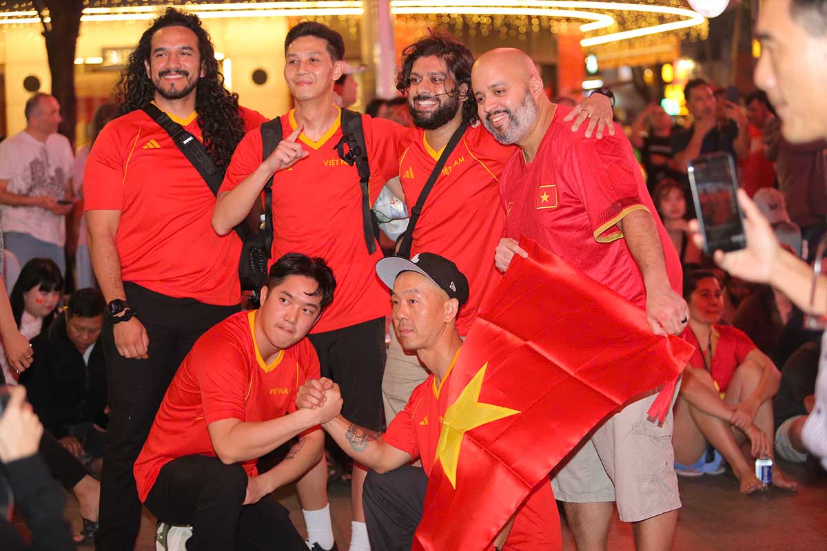 Du khach nuoc ngoai hoa minh co vu doi tuyen Viet Nam. Anh: Anh Tu