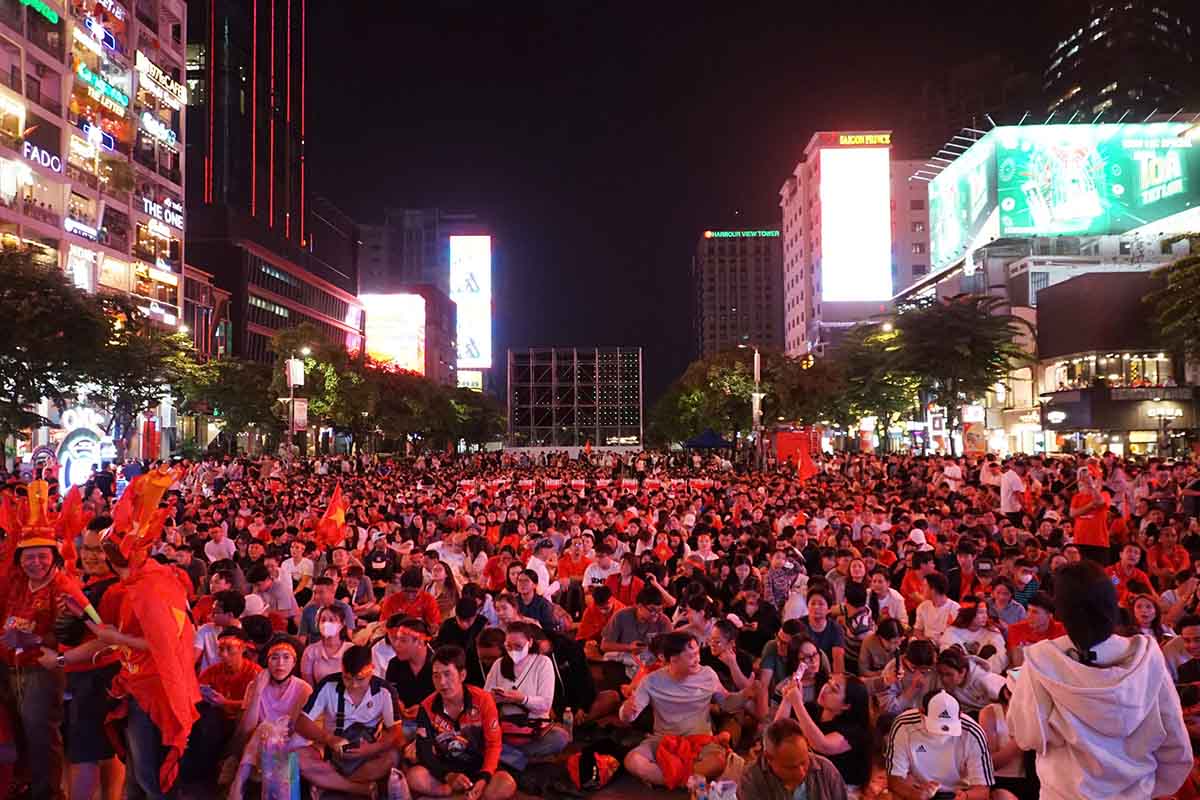 Sac do ao co, bang ron, trong ken phu kin khu vuc pho di bo Nguyen Hue. Anh: Anh Tu