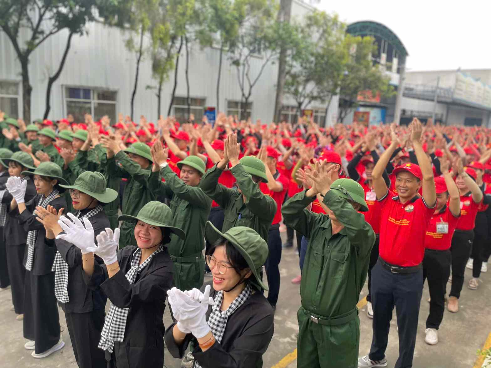 Workers are excited when jobs and income are stable. Photo: Dinh Trong