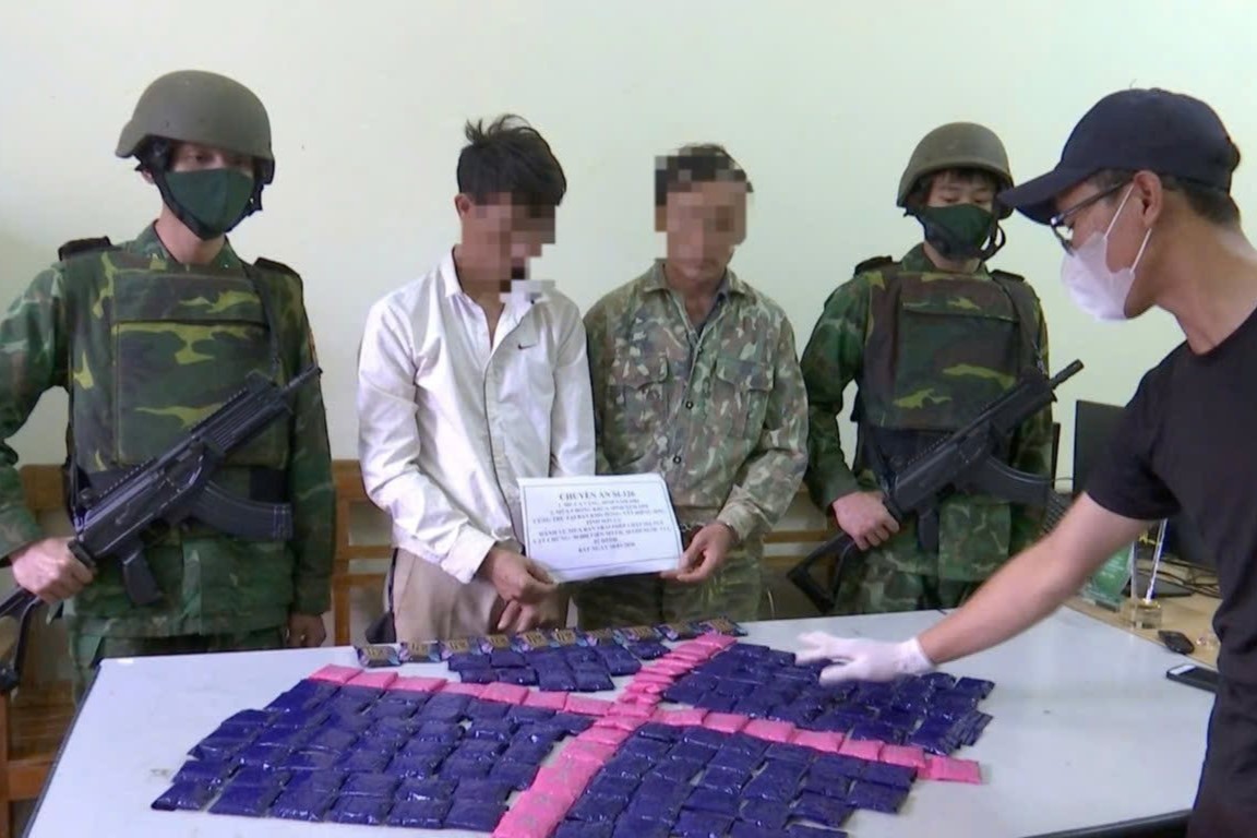 기능 부대가 마약 운반 용의자 2명과 압수된 증거물을 체포했습니다. 사진: 손라성 국경수비대