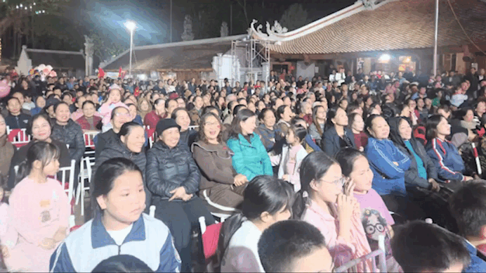 Người dân làng Hữu Bằng hát Quốc ca tiếp lửa U23 Việt Nam trước bán kết châu Á. Ảnh: Minh Hạnh 