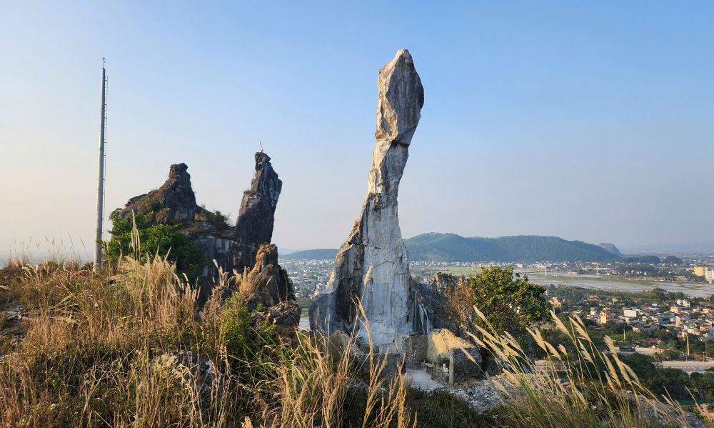 Sau khi gia co, di tich Hon Vong Phu co dien mao moi, voi mau trang chu dao. Anh: Quach Du