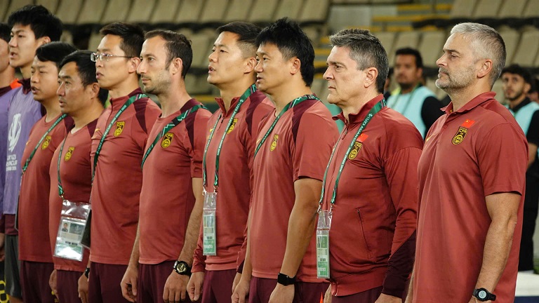 U23 China coach Antonio Puche shows his skillfulness when changing tactics in a surprising way. Photo: Ted Tran