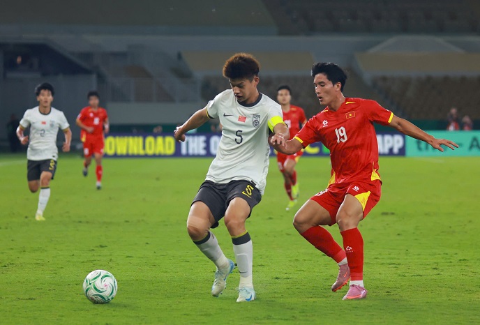 U23 Trung Quoc tu bo loi choi tu thu de choi tan cong truoc U23 Viet Nam. Anh: Ted Tran