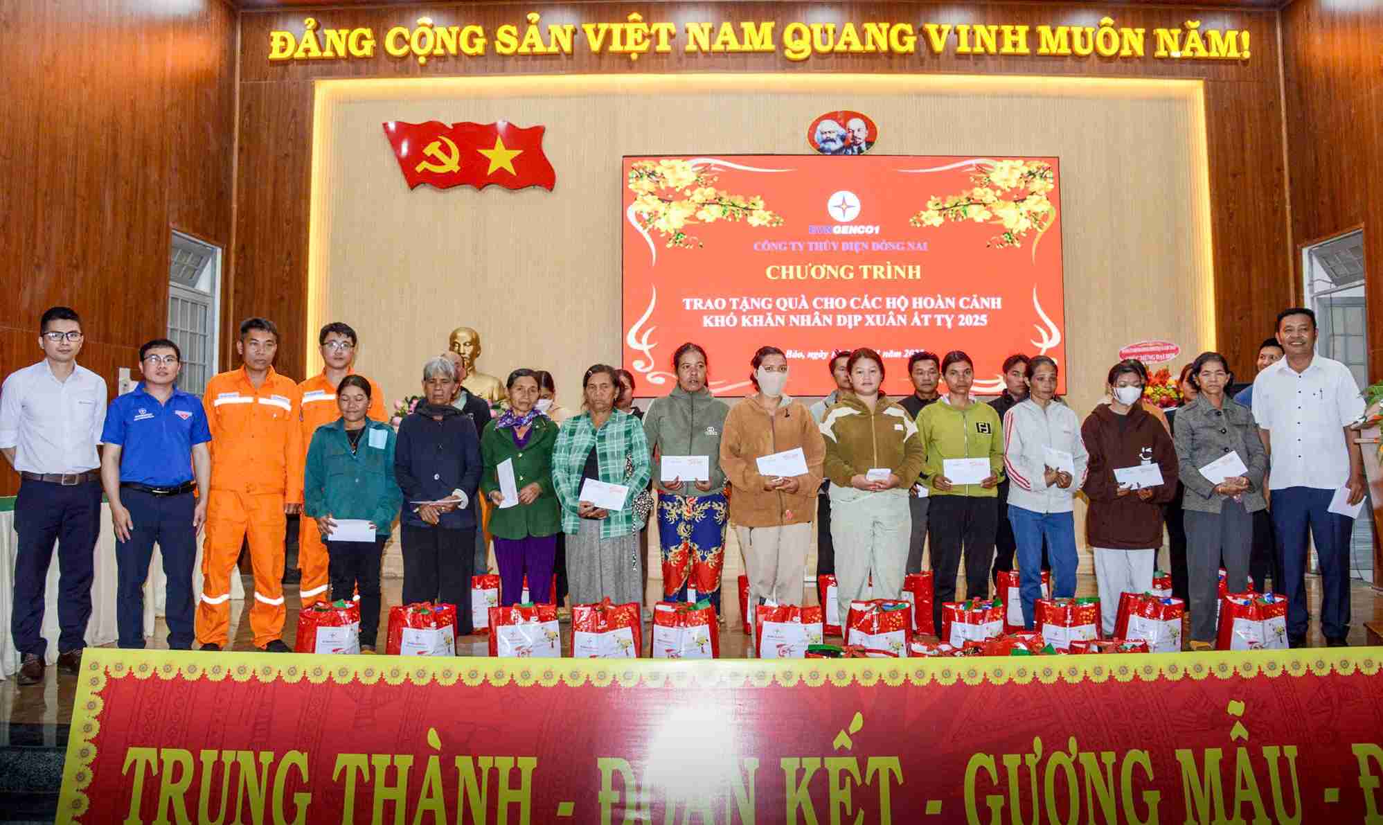 Lam Dong will give more than 35,000 Tet gifts to poor households and policy families. Photo: Phuc Khanh