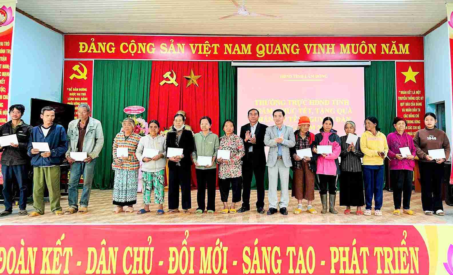 Trao tang qua Tet cho ho ngheo, nguoi kho khan trong dip Tet Nguyen dan At Ty 2025. Anh: Phuc Khanh