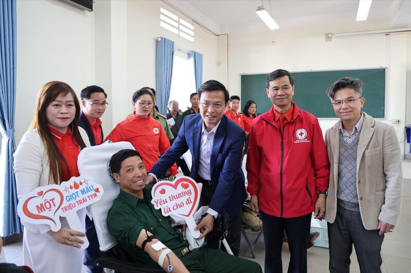 Mr. Dinh Van Tuan - Vice Chairman of Lam Dong Provincial People's Committee presents gifts and encourages blood donors at the 2026 Red Spring Festival. Photo: Duc Lam