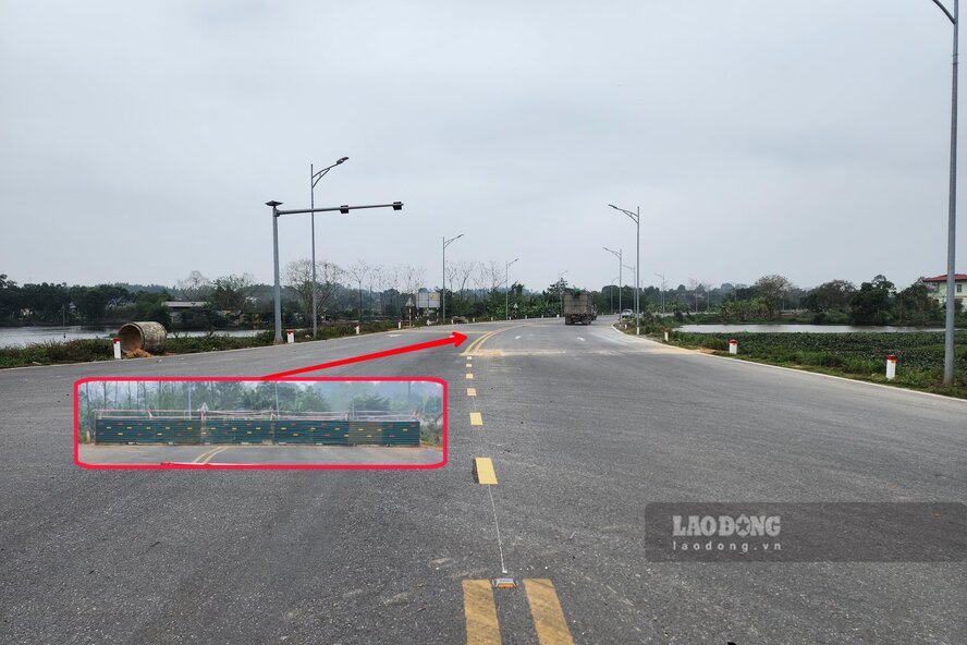 Noi nay tung lap lao chan cung, cam toan bo phuong tien luu thong vi chua duoc nghiem thu, ban giao. Anh: To Cong.