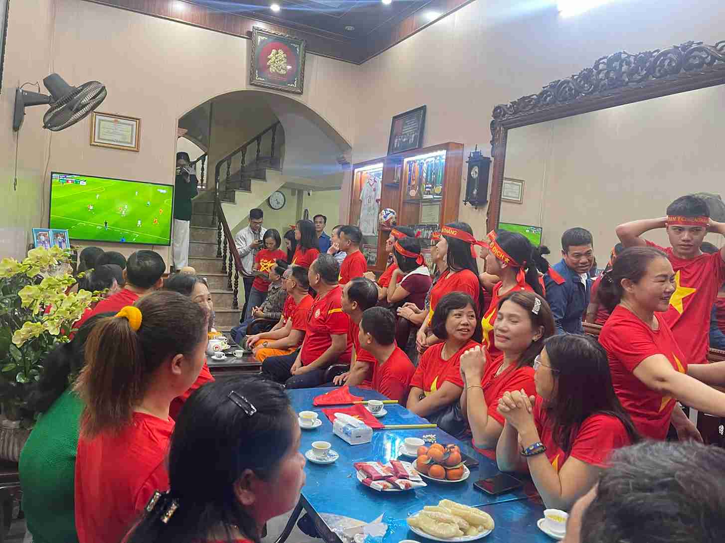 La familia del jugador Pham Minh Phuc y la gente observan y animan a la U23 de Vietnam. Foto: Mai Huong