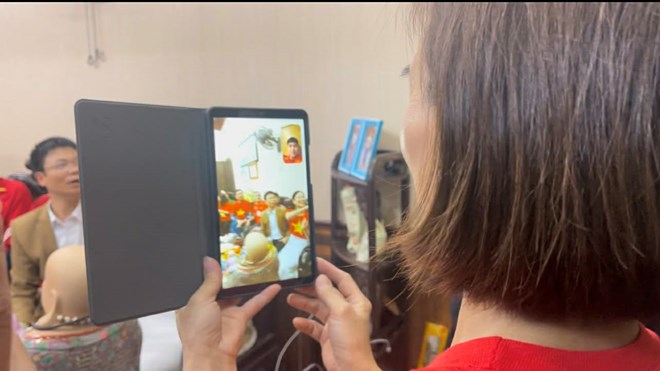 Ba Pham Thi Huong goi dien dong vien con trai. Anh: Mai Huong