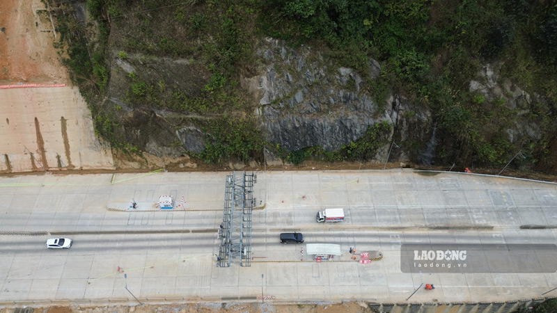 Thoi diem nay, cac phuong tien di Tram BOT Sa Pa chua mat phi do don vi khai thac dang cho chi dao cua UBND tinh Lao Cai. Anh: Dinh Dai