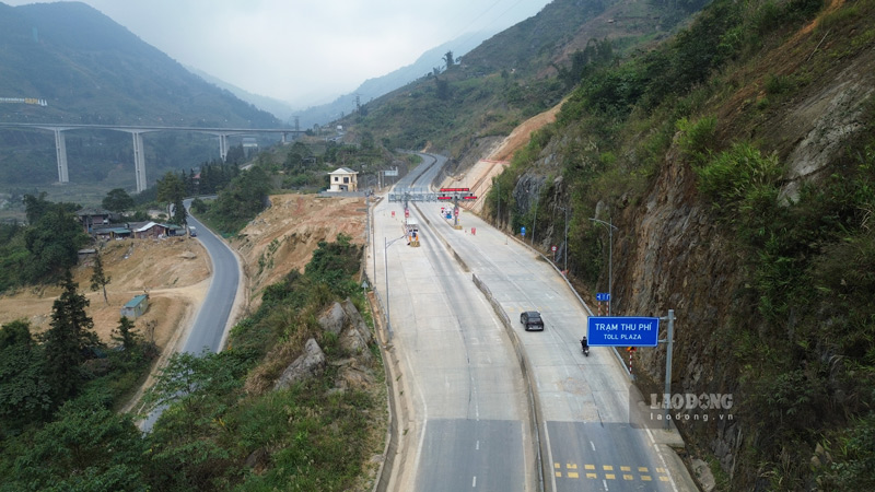 Luong dat da sat lo tai tram thu phi BOT Sa Pa da duoc don dep sach se. Anh: Dinh Dai
