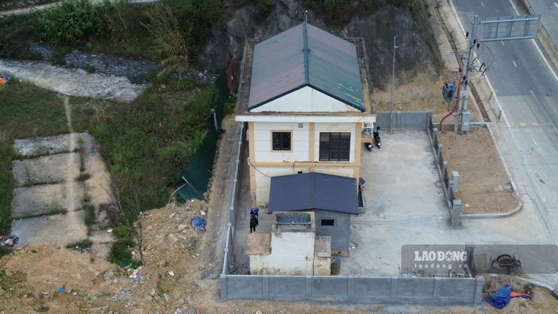 Dat da quanh nha dieu hanh da duoc don, tuong rao phia ngoai cung xay lai . Anh: Dinh Dai 