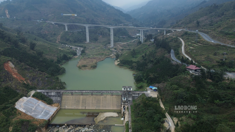 Khac phuc xong sat lo, phuong tien co the qua tram thu phi va cau Mong Sen. Anh: Dinh Dai