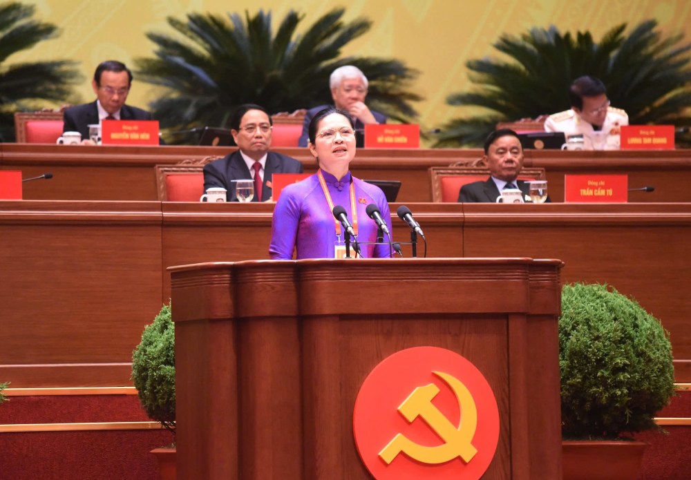 Ms. Ha Thi Nga - Member of the Party Central Committee, Vice Chairwoman, Secretary General of the Central Committee of the Vietnam Fatherland Front presents a speech at the 14th Party Congress. Photo: Tran Vuong