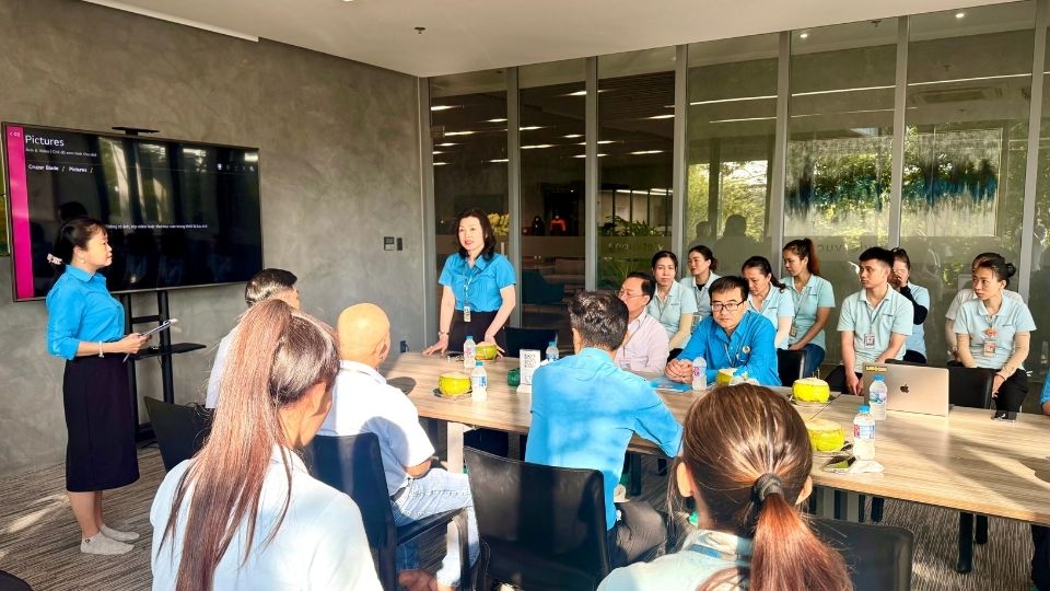 Ba Le Thi Kim Chi – Pho Chu tich Thuong truc LDLD tinh Vinh Long phat bieu tham hoi, chuc Tet va dong vien doan vien, cong nhan lao dong Cong ty TNHH TM Viet Vuong 3. Anh: Hoang Loc