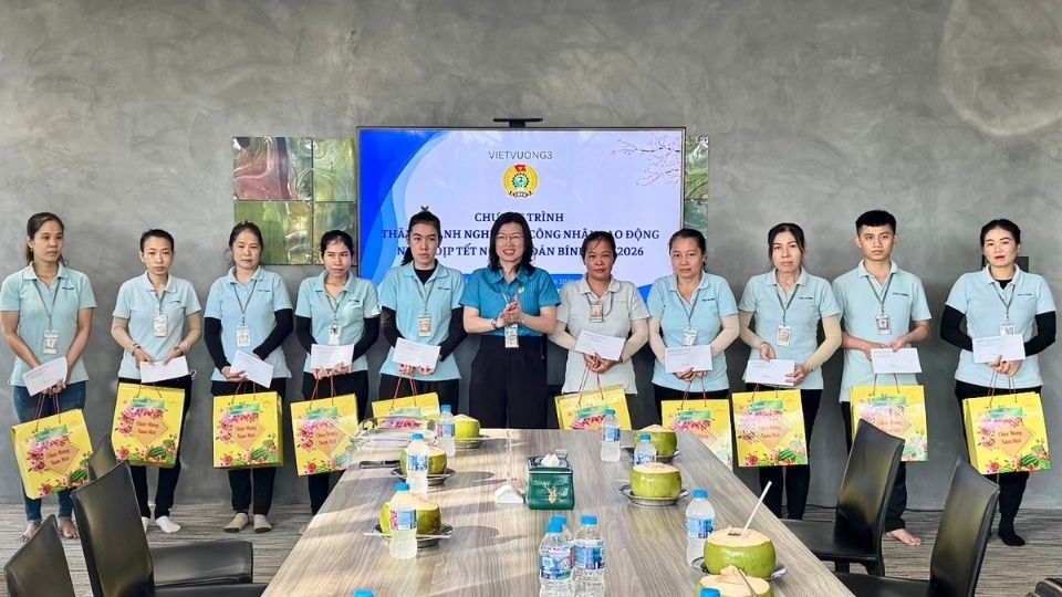 Vinh Long Trade Union presents Tet gifts to union members and workers in difficult circumstances at Viet Vuong Trading Co., Ltd. 3. Photo: Hoang Loc