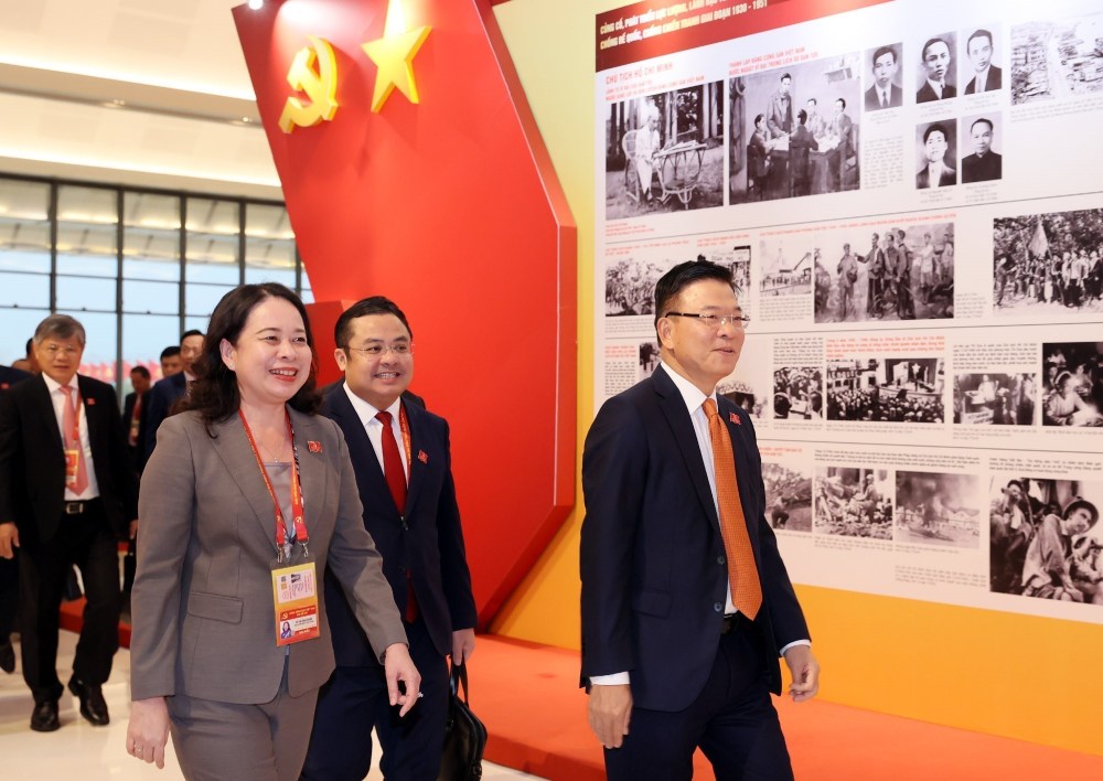 Cac Uy vien Trung uong Dang: Pho Chu tich nuoc Vo Thi Anh Xuan; Pho Thu tuong Chinh phu Le Thanh Long va cac dai bieu den du ngay lam viec thu 3 cua Dai hoi XIV cua Dang. Anh: TTXVN