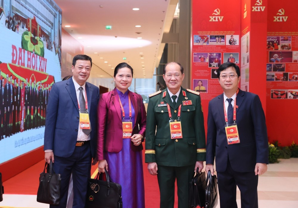 Ba Ha Thi Nga - Uy vien Trung uong Dang, Pho Chu tich - Tong Thu ky Uy ban Trung uong Mat tran To quoc Viet Nam; Thuong tuong Be Xuan Truong - Pho Chu tich Uy ban Trung uong Mat tran To quoc Viet Nam, Chu tich Trung uong Hoi Cuu chien binh Viet Nam va cac dai bieu den du ngay lam viec thu 3 cua Dai hoi. Anh: TTXVN