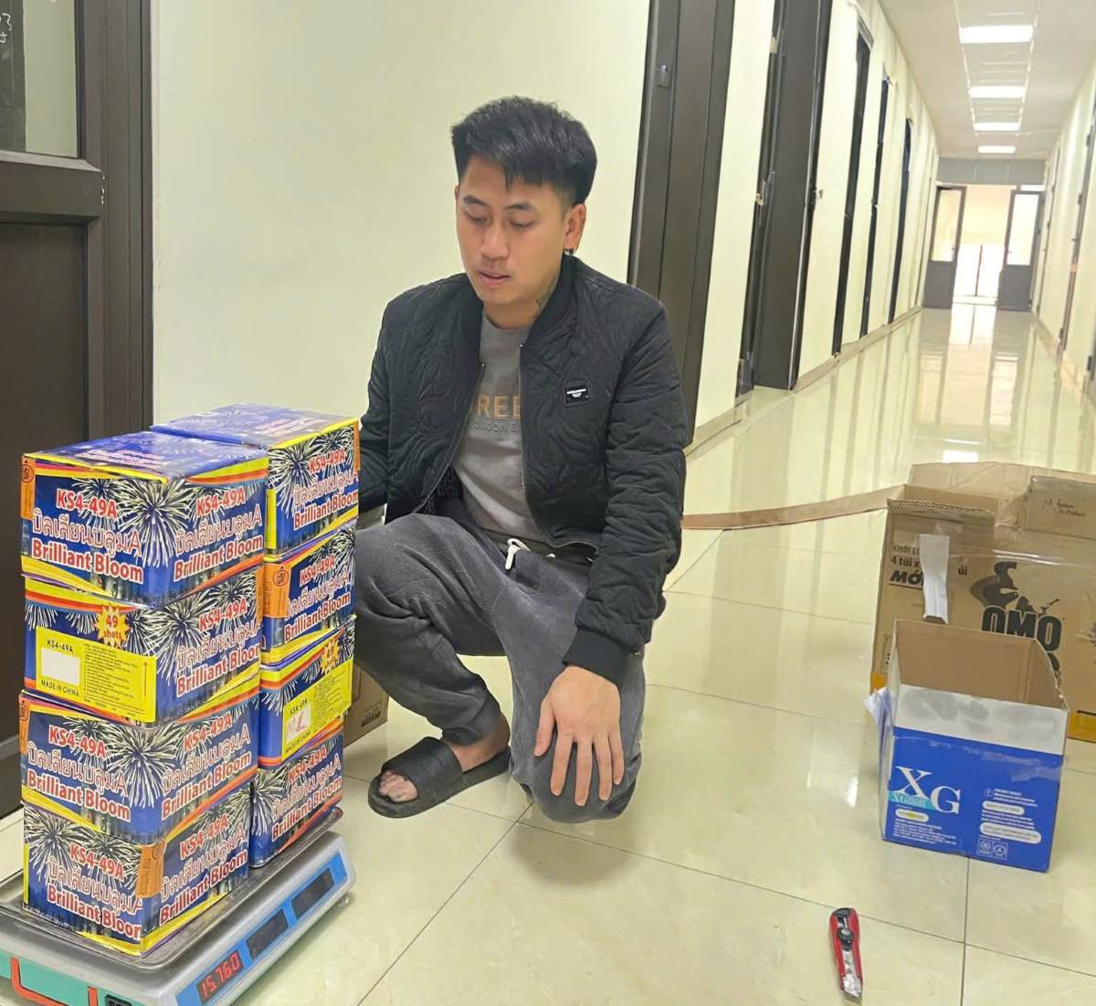 Chủ quán bia ở xã Vĩnh Am và số lượng pháo tàng trữ. Ảnh: Công an Hải Phòng