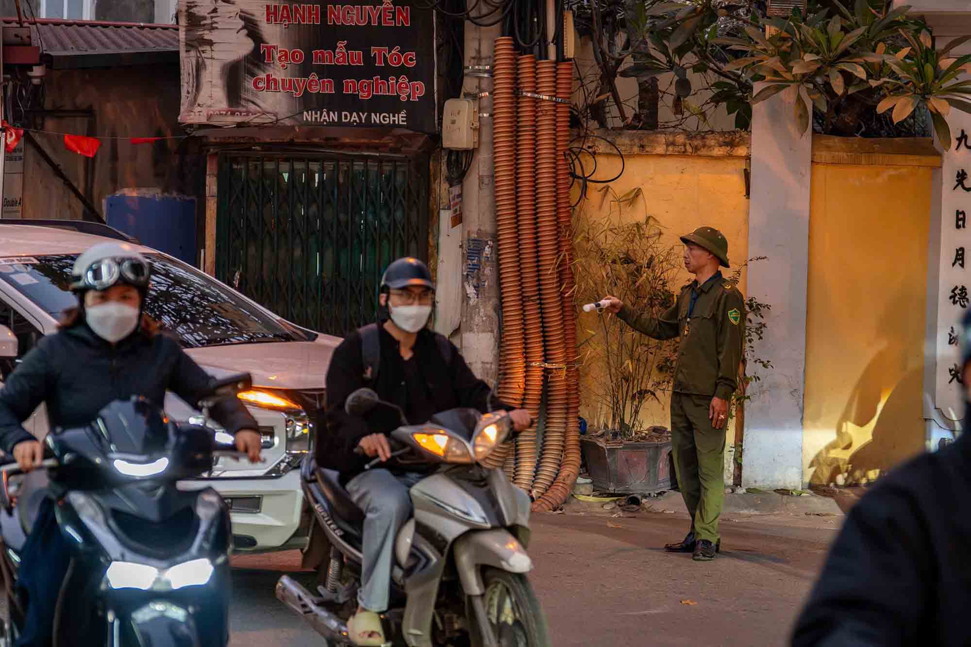 Members of the grassroots security and order protection team participate in ensuring smooth traffic. Photo: Song Huu
