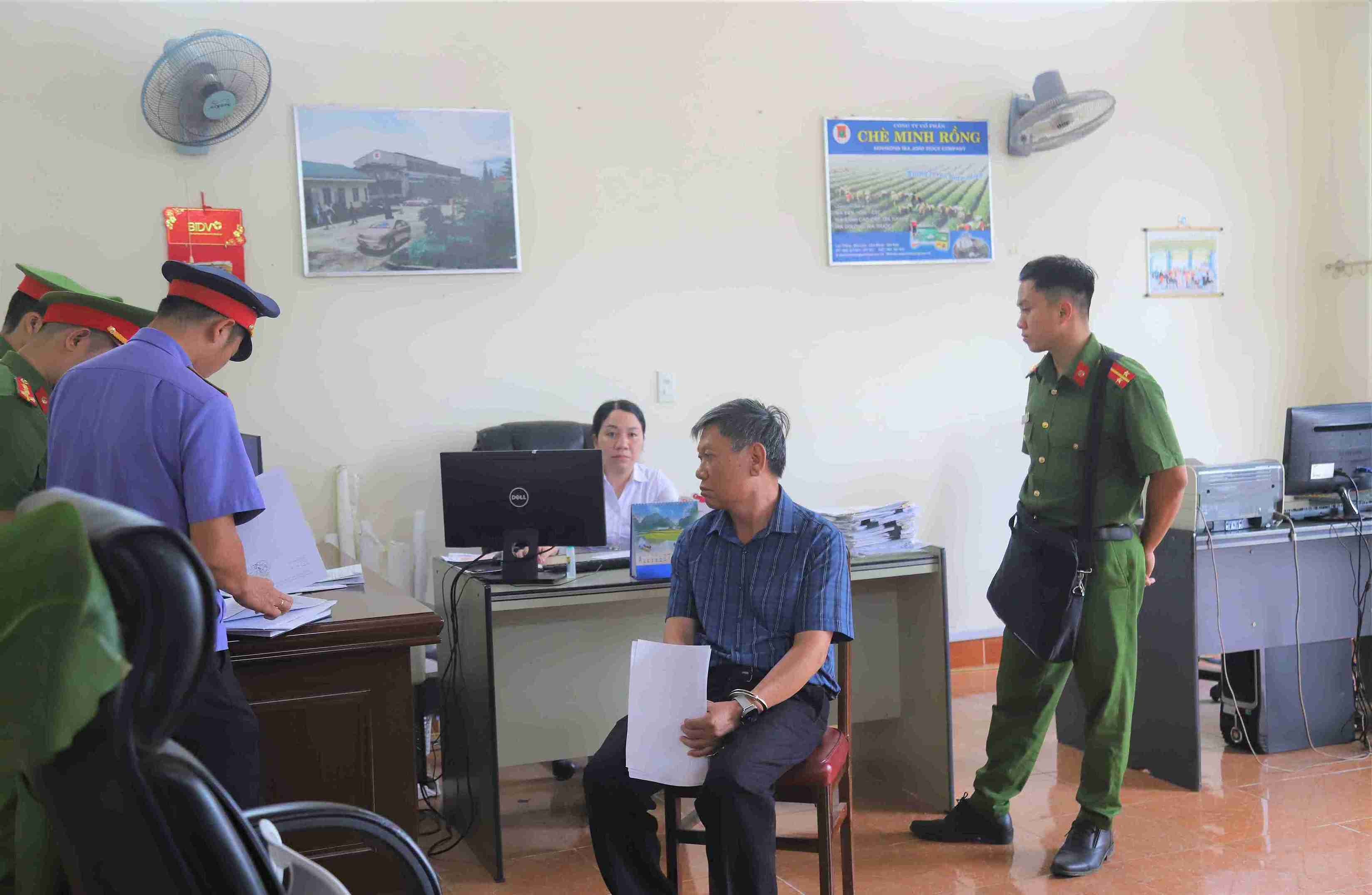 Thời điểm cơ quan điều tra khám xét tại trụ sở Công ty Chè Minh Rồng. Ảnh: Phúc Khánh 
