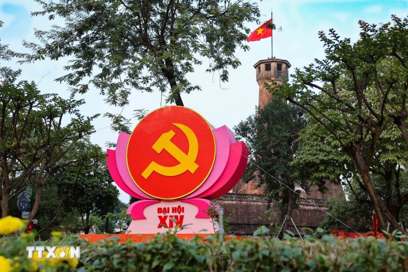 The hammer and sickle symbol on the pink lotus pedestal stands prominently in front of the Hanoi Flagpole, combining heroic historical beauty with a solemn political atmosphere. Photo: Vu Quang/VNA