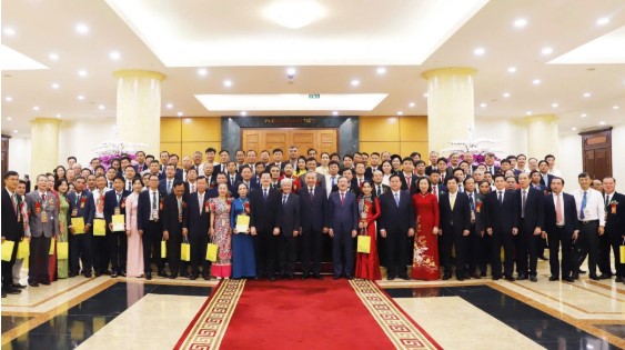 Doan 95 Nong dan Viet Nam xuat sac, Nha khoa hoc cua nha nong nam 2025 chup anh luu niem voi Tong Bi thu To Lam, cac dong chi lanh dao Dang, Chinh phu; lanh dao Trung uong Hoi Nong dan Viet Nam. Anh: Pham Hung