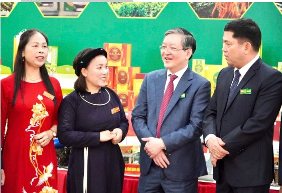 Nong dan gioi tinh Bac Ninh phan khoi bao cao thanh tich san xuat kinh doanh voi Chu tich Hoi Nong dan Viet Nam Luong Quoc Doan tai Dai hoi Hoi Nong dan tinh Bac Ninh lan thu I, nhiem ky 2025 - 2030. Anh: Ngoc Hai