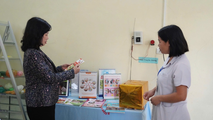 Uy vien Trung uong Dang, Bo truong Bo Y te Dao Hong Lan kiem tra cong tac truyen thong giao duc suc khoe tai Tram Y te xa Sam Mun - tinh Dien Bien. Anh: Duc Cuong