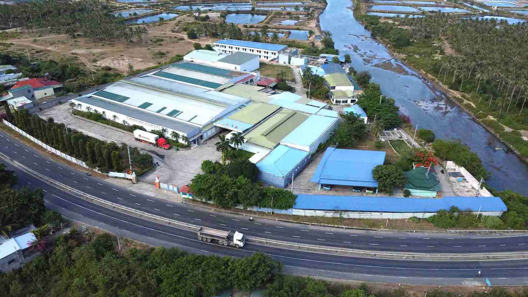 Seafood processing enterprise in Cam Ranh sues local social insurance agency regarding the method of calculating late payment interest. Photo: Huu Long