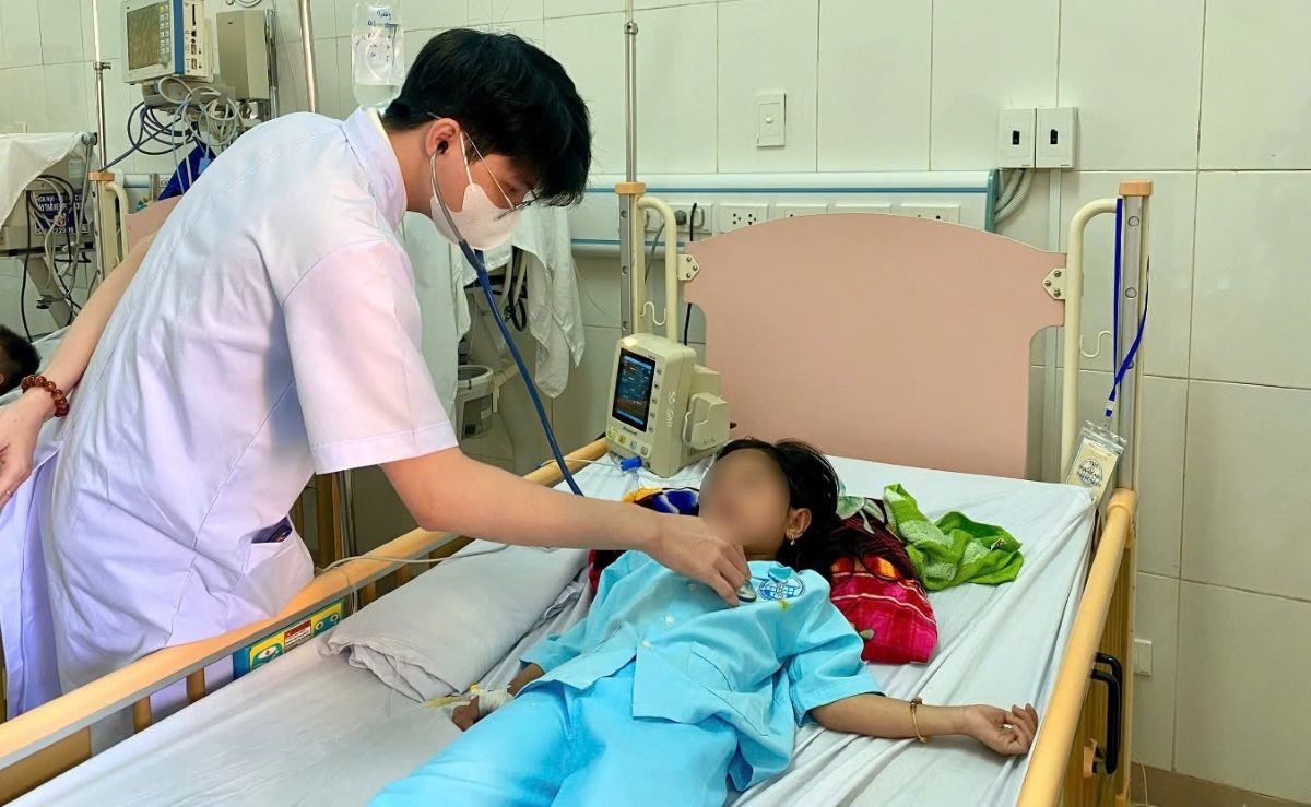 Baby poisoned by sedatives is being treated at Quang Tri Provincial General Hospital. Photo: H.Nguyen