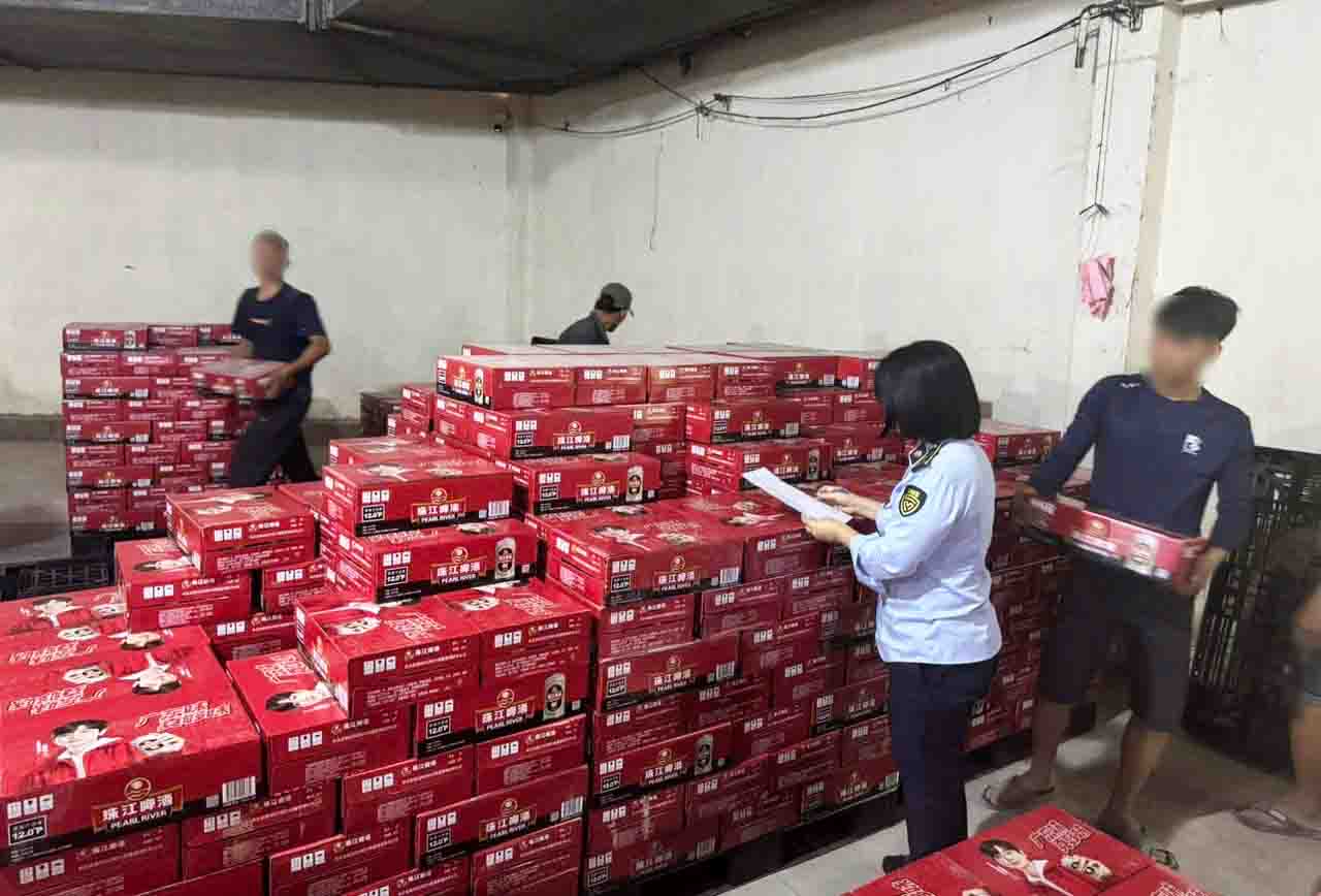 Hon 3.200 thung bia ngoai khong ro nguon goc tai TPHCM. Anh: Cuc Quan ly va Phat trien thi truong trong nuoc