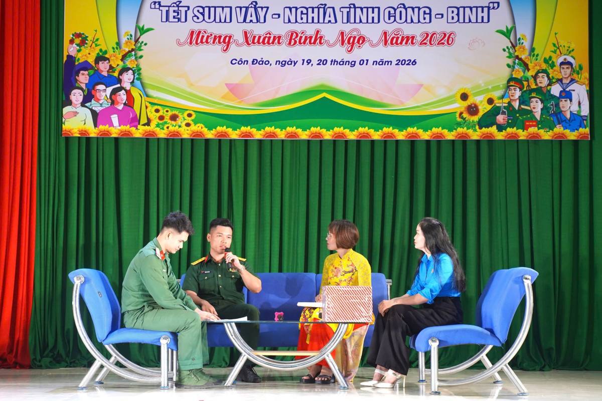 Exchange with officers and soldiers in the program "Tet Reunion - Meaningful Affection for Workers - Soldiers" organized in Con Dao. Photo: Manh Cuong