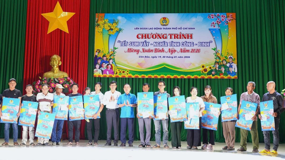 Trao qua Tet cho nguoi lao dong hoan canh kho khan tai Con Dao