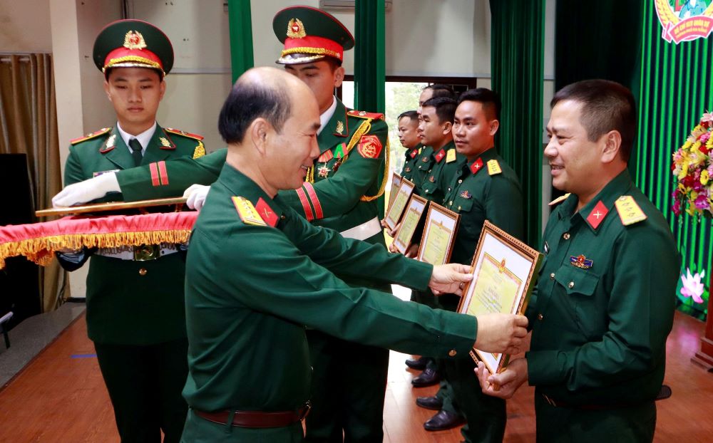 Bo Chi huy Quan su thanh pho Da Nang to chuc Hoi nghi tong ket Chien dich “Quang Trung than toc” xay dung, sua chua nha o cho Nhan dan bi thiet hai sau mua lu. Anh: Khai Dang