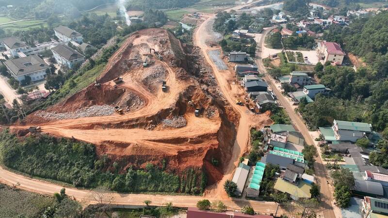 Thi cong khu tai dinh cu Trung Son tai du an duong Ho Chi Minh. Anh: Viet Bac