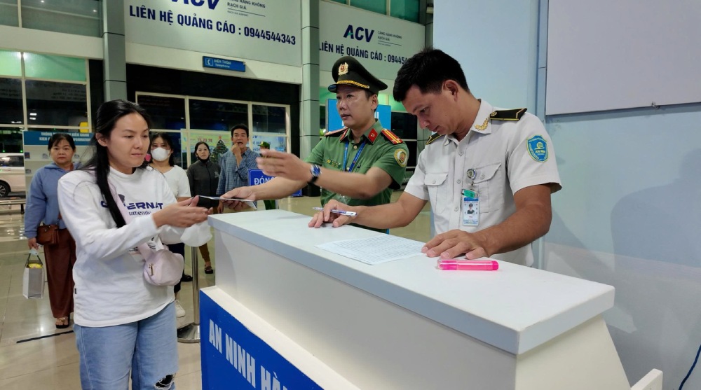 Security control at the departure terminal of Rach Gia Airport. Photo: Van Vu