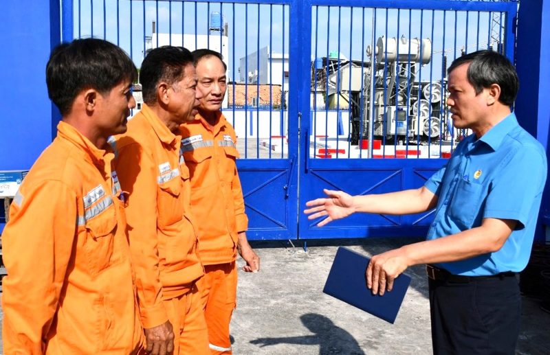 Mr. Le Xuan Thai - Chairman of EVNSPC Trade Union (right) - visits union members and workers at An Giang High Voltage Grid Enterprise. Photo: Duc Long
