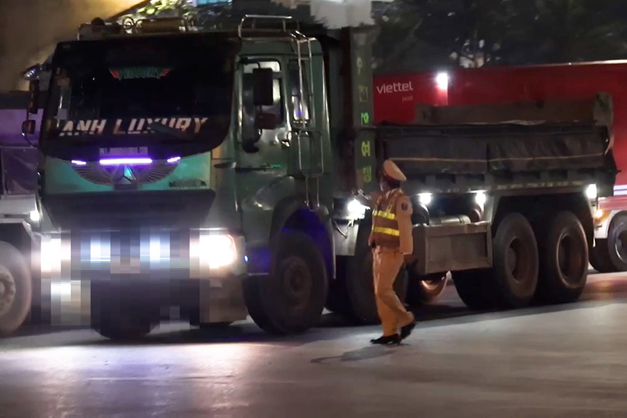 Singing loudly on the road, a series of drivers were severely fined by traffic police
