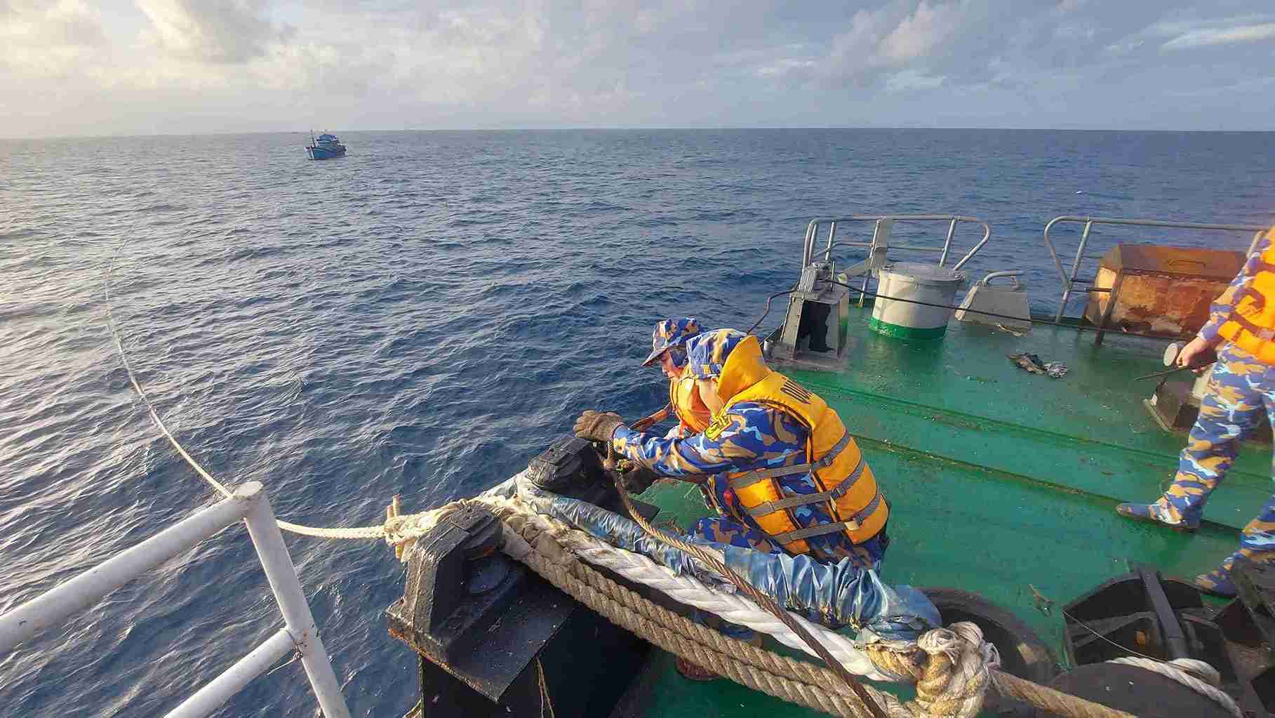 Soldiers on Truong Sa 10 ship promptly rescued the Khanh Hoa fishing boat in distress. Photo: Xuan Hoa