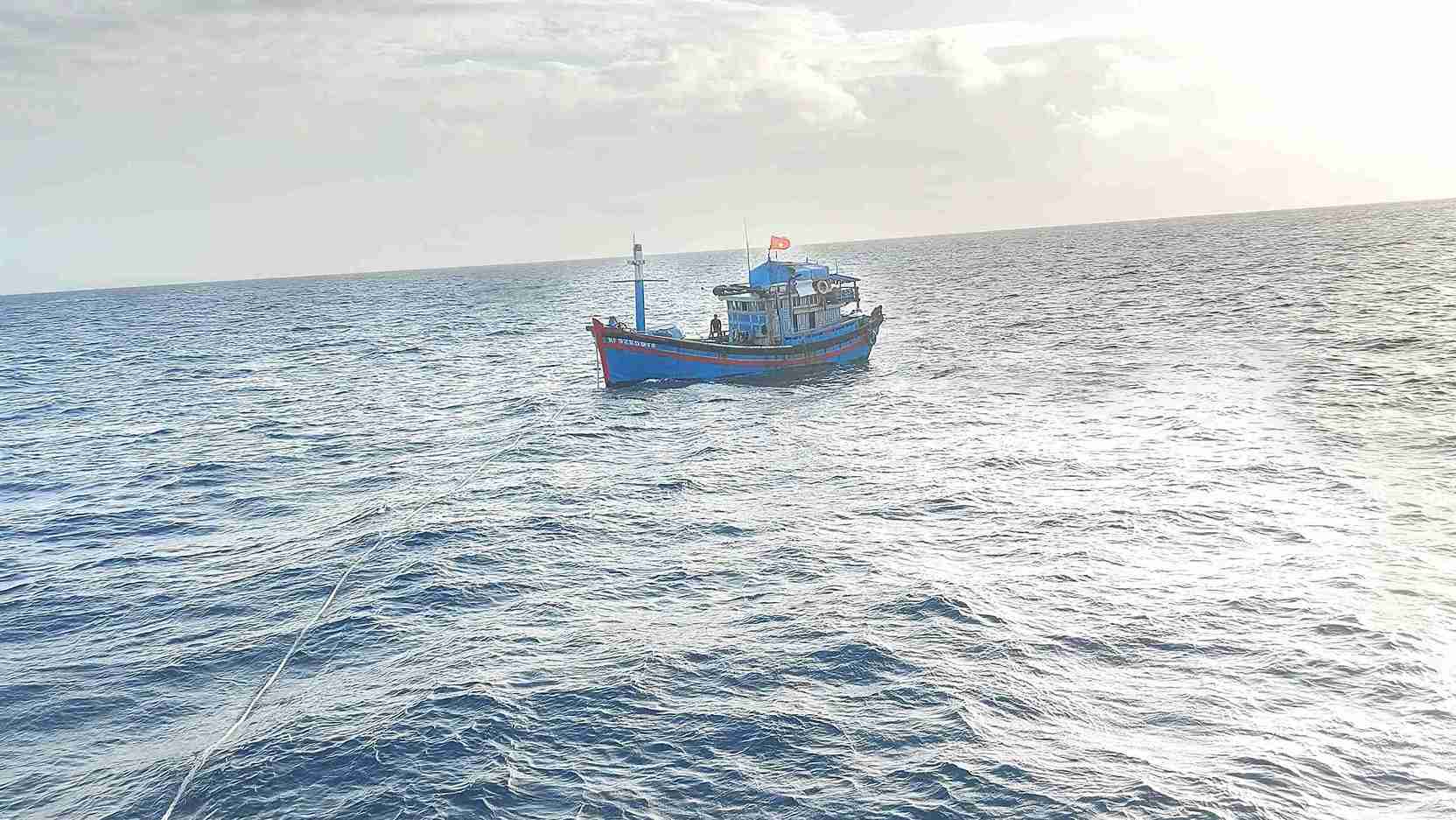 Tau ca KH 92259 TS bi hong hop so, mat hoan toan kha nang co dong tren bien. Anh: Xuan Hoa