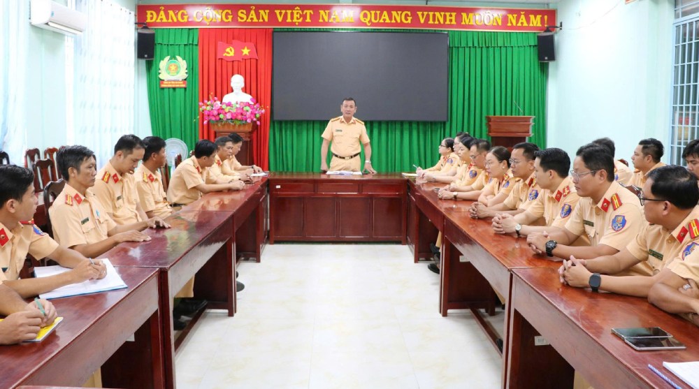 Thuong ta Nguyen Van Truong, Truong phong Canh sat giao thong  trien khai ke hoach bao dam trat tu, an toan giao thong den toan the can bo chien si. Anh: Tien Dung 
