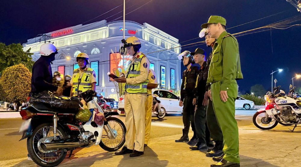 Traffic police force checks alcohol concentration. Photo: Tien Dung