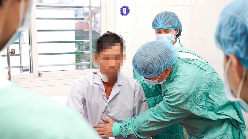 Thanks to the efforts of the team of doctors and nurses of Hue Central Hospital, the male patient's health has stabilized. Photo: Nhat Tan