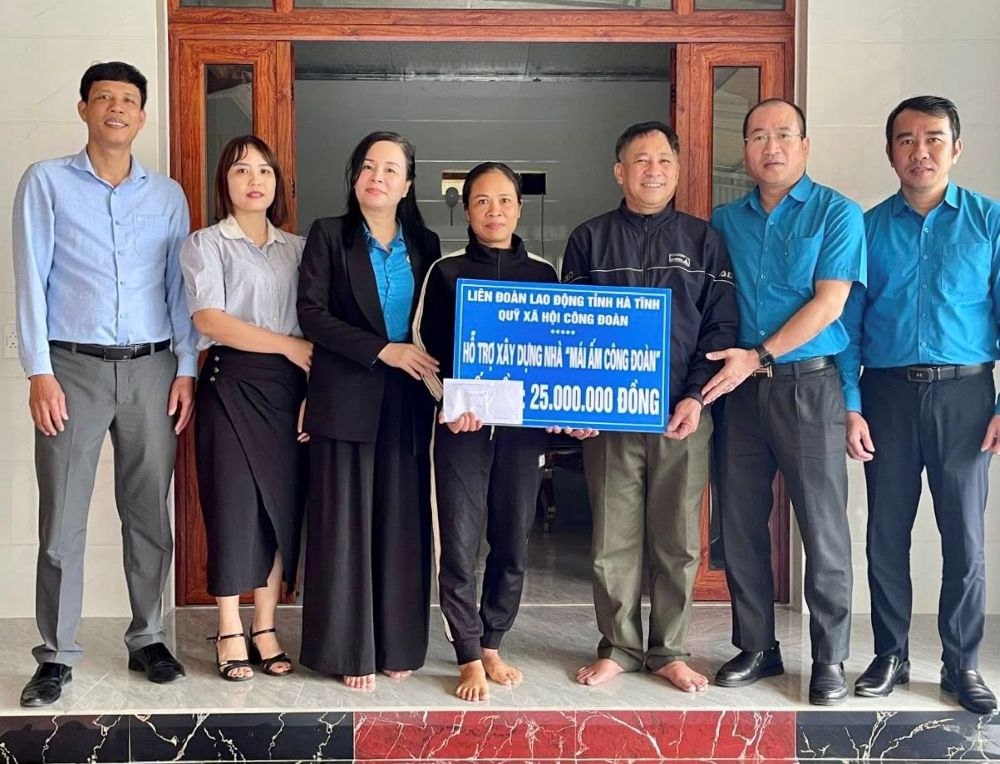 Ha Tinh Provincial Labor Federation awards housing and Tet gifts to union members. Photo: Ha Tinh Trade Union