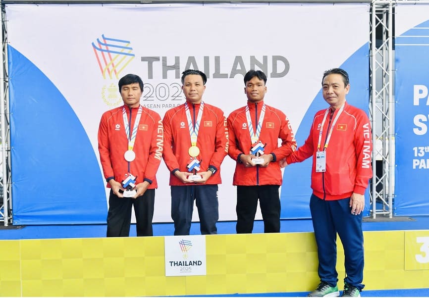 Lanh dao Bo Van hoa, The thao & Du lich chuc mung van dong vien gianh huy chuong. Anh: Thai Duong