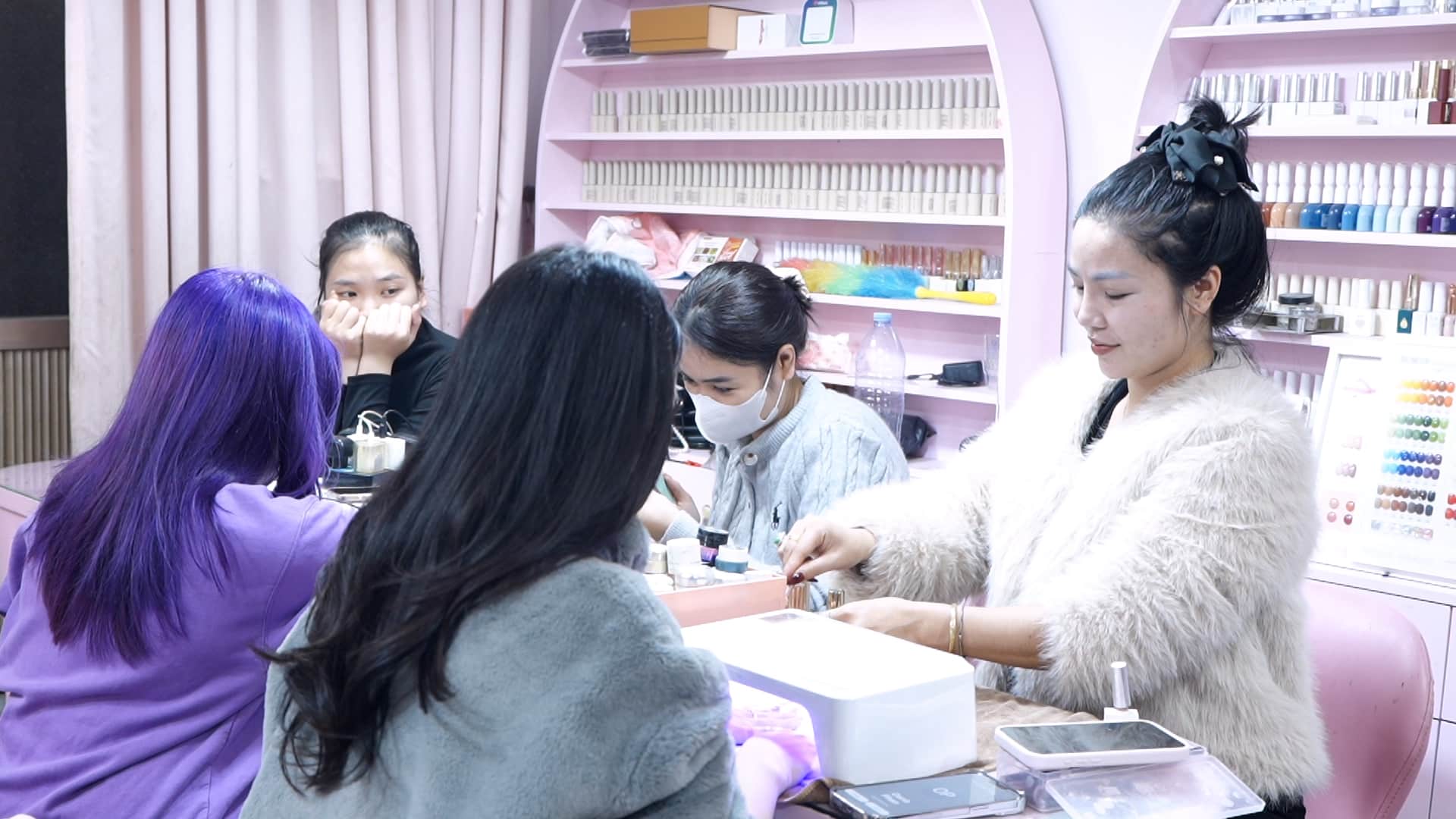 Near Tet, many nail salons in Hanoi recorded a sharp increase in the number of customers booking. Photo: Trang Anh
