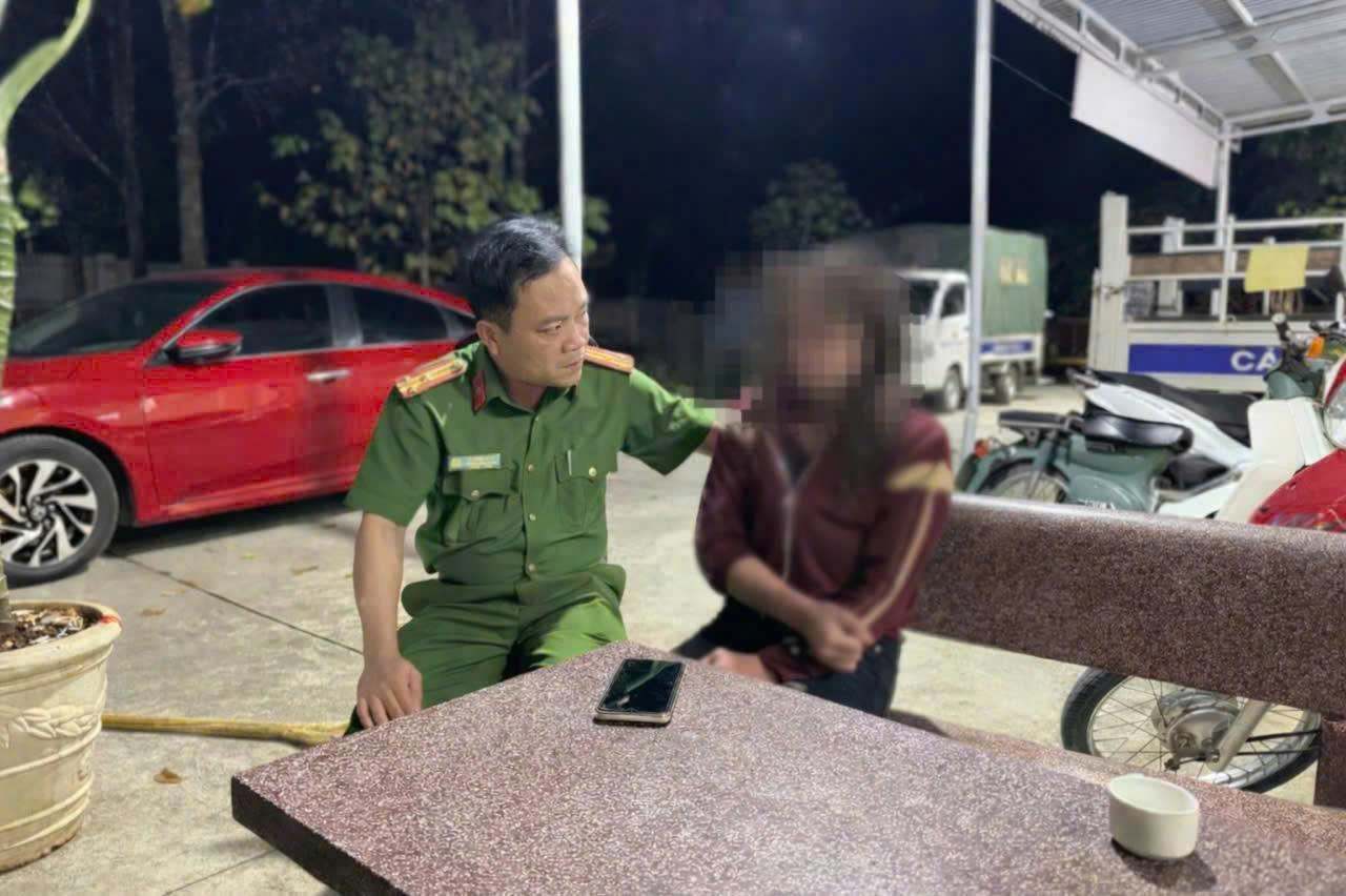 Police and people in Dak Lak rescued the victim and brought her ashore safely. Photo: Police provided